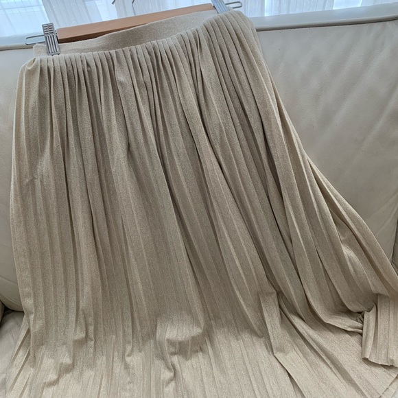 Women’s pleated skirt - Picture 2 of 3